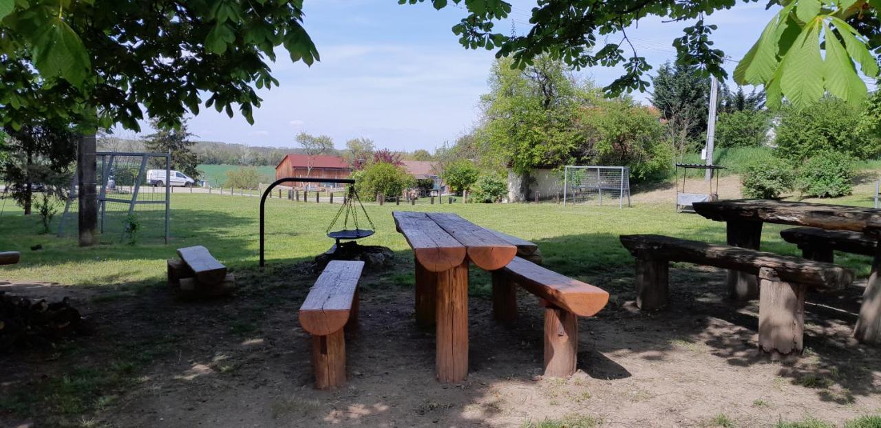 Ubytovani Na Sklepe U Prochazku Pouzdrany ภายนอก รูปภาพ